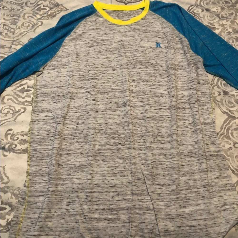 Men’s Hurley raglan style top. Size L.